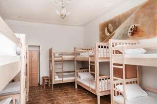 Хостелы Galactic Globus Киев Кровать в общем номере для мужчин и женщин с 10 кроватями-1