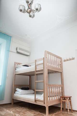 Хостелы Galactic Globus Киев Кровать в общем 8-местном номере для мужчин и женщин-2