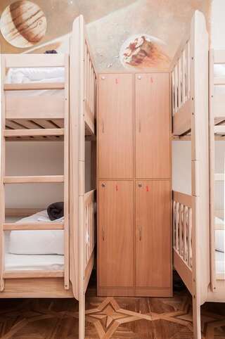 Хостелы Galactic Globus Киев Кровать в общем номере для мужчин и женщин с 10 кроватями-2
