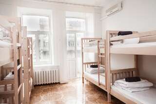 Хостелы Galactic Globus Киев Кровать в общем номере для мужчин и женщин с 10 кроватями-3