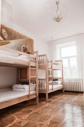 Хостелы Galactic Globus Киев Кровать в общем номере для мужчин и женщин с 10 кроватями-4