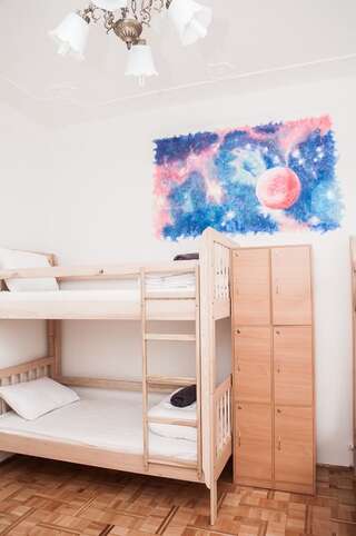 Хостелы Galactic Globus Киев Кровать в общем 6-местном номере для женщин-3