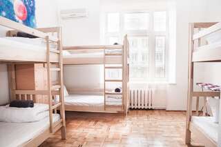 Хостелы Galactic Globus Киев Кровать в общем 6-местном номере для женщин-4