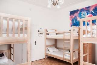 Хостелы Galactic Globus Киев Кровать в общем 6-местном номере для женщин-1
