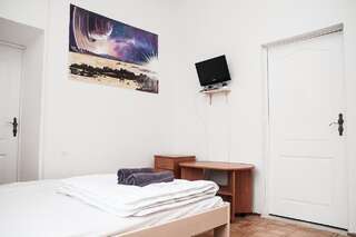 Хостелы Galactic Globus Киев Двухместный номер с 1 кроватью и собственной ванной комнатой-1