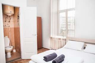 Хостелы Galactic Globus Киев Двухместный номер с 1 кроватью и собственной ванной комнатой-8