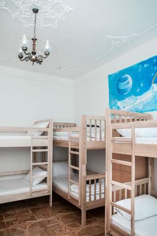 Хостелы Galactic Globus Киев Кровать в общем 8-местном номере для мужчин и женщин-1